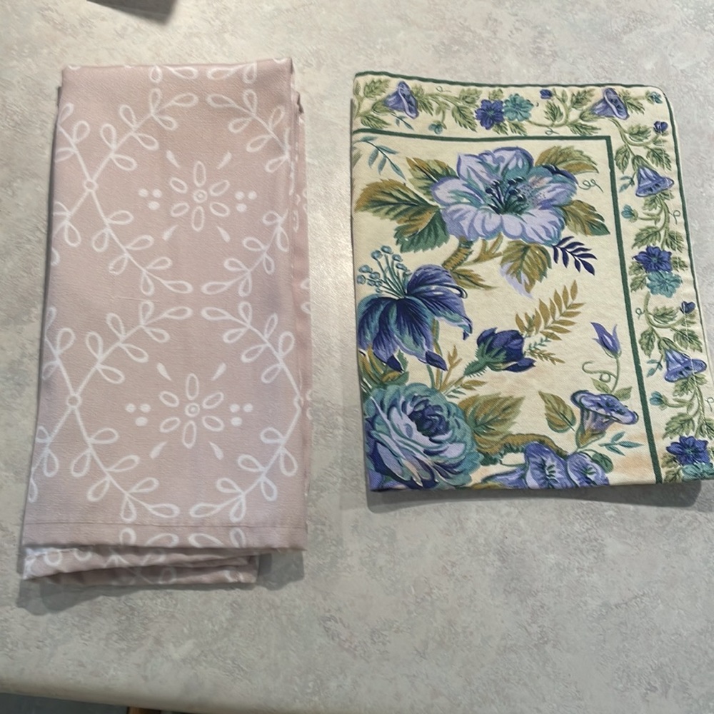 Food Network napkins and extra placemats - Picture 9 of 9